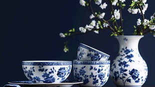 青花瓷餐具与雅致花瓶