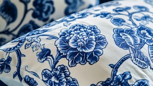蓝白花卉图案精美抱枕