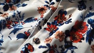 花卉图案衬衫细节特写