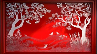 红底花鸟剪纸艺术图景