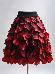 花瓣装饰红色短裙