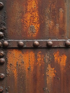 生锈铁门的斑驳质感