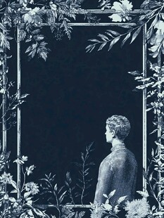 复古花卉环绕的人物雕像