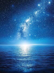 星空下的静谧海洋夜景