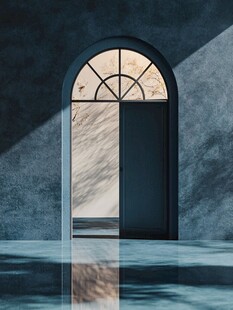 拱形窗边的光影与静谧空间