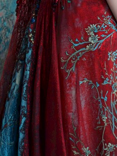 中式红裙精致刺绣细节