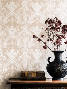 复古花纹墙纸旁的雅致摆件