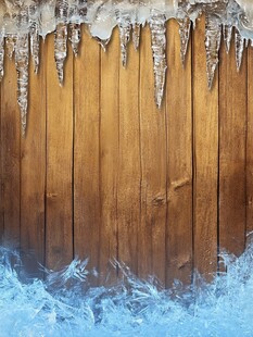 木墙上垂挂的晶莹冰柱