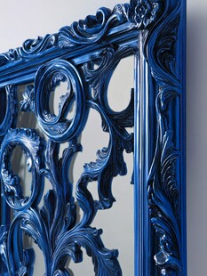 蓝色雕花镜框的精致细节