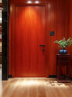 中式实木房门旁的雅致景致