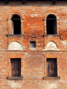 红砖墙面的复古拱形窗户