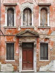 古老斑驳的欧式建筑外观