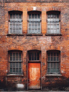 复古红砖建筑的门窗景致