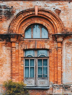 复古红砖建筑的拱形窗户