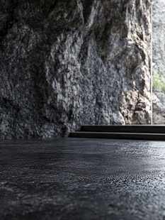 岩石旁的深色地面场景