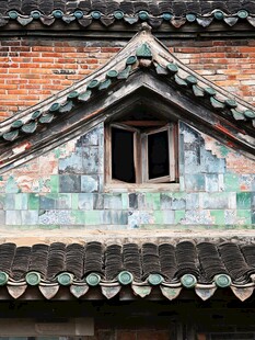 中式古宅屋顶上的小窗