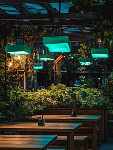 绿植环绕的氛围感户外餐厅