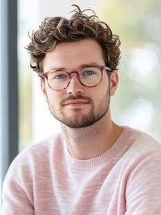 卷发男士戴眼镜穿粉毛衣