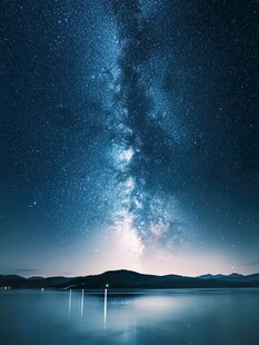 梦幻星空下的静谧湖景