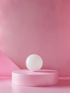 粉色台面上的白色圆球