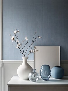 简约蓝墙下的雅致花瓶组合