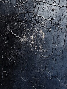 深色裂纹墙面纹理特写