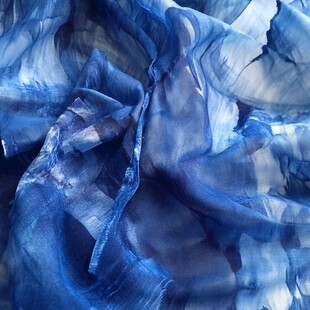 蓝色晕染飘逸丝绸布料