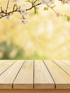 春日繁花下的木质桌面