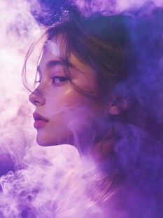 梦幻紫雾中的绝美侧颜