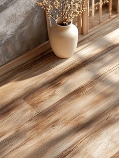 木质地板旁的素雅花瓶装饰