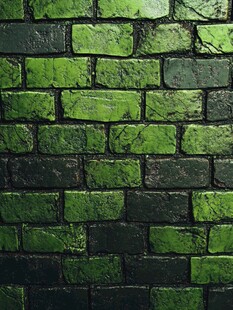 翠绿斑驳砖墙纹理特写