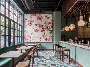清新花卉风的餐厅室内场景