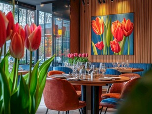 餐厅内的郁金香装饰与桌椅
