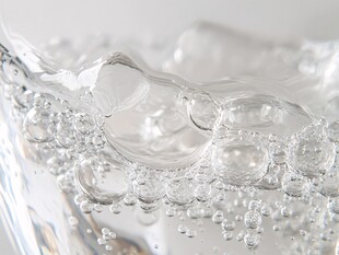 晶莹水花中的气泡瞬间