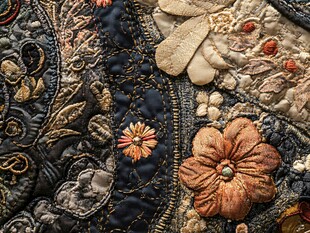 精致刺绣织物上的花卉图案