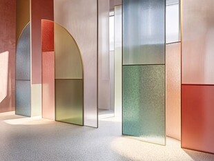 彩色玻璃隔断营造艺术空间
