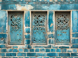 古老蓝窗砖墙的岁月痕迹