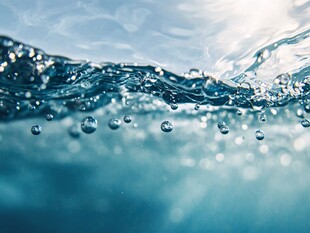 水下气泡与波光粼粼水面