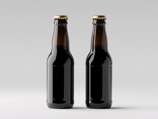 双瓶深色啤酒瓶展示