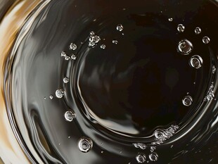 杯中液体与气泡特写