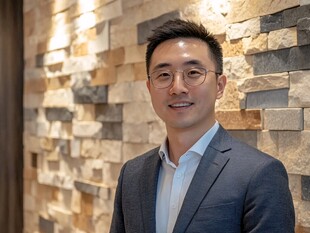 商务男士靠墙微笑形象照