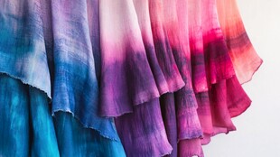 多彩渐变褶皱布料展示