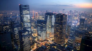 夜幕下的繁华都市天际线