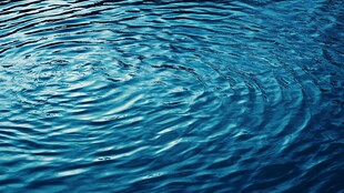 蓝色水面涟漪特写