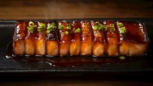 香煎鳗鱼配葱花 色泽诱人