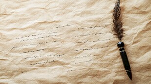 复古羽毛笔与手写泛黄信纸