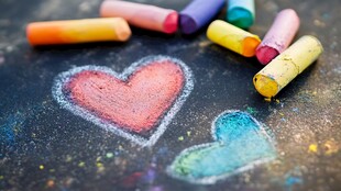 彩色蜡笔绘出爱心图案