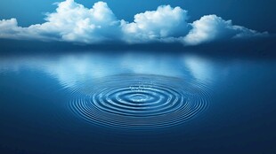 静谧湖面与天空的梦幻景致