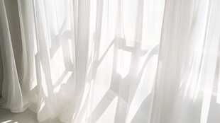 阳光洒落的白色轻柔窗帘