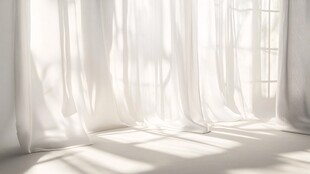 阳光洒入的白色纱帘空间